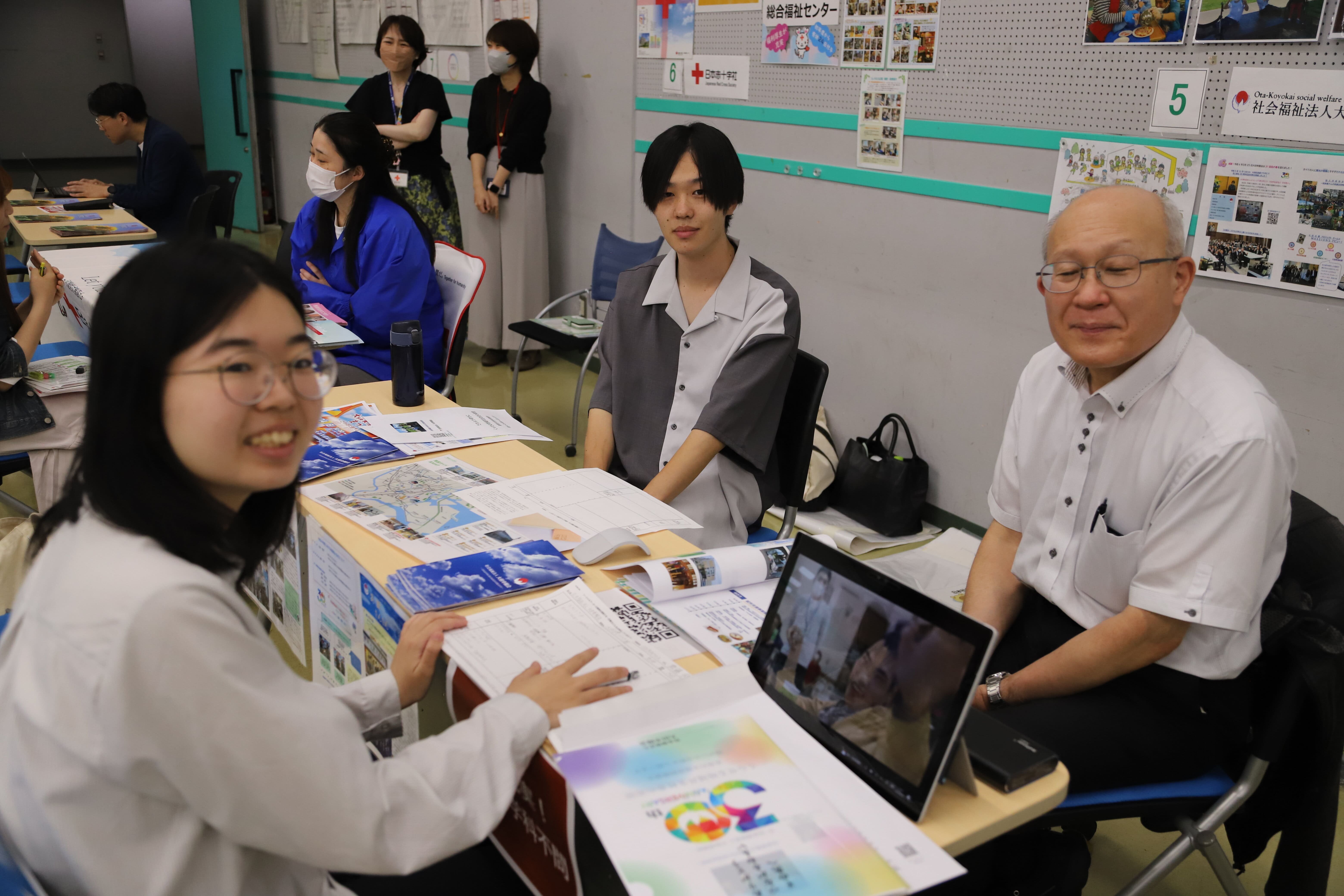 『福祉現場で活躍する卒業生との交流会』を開催