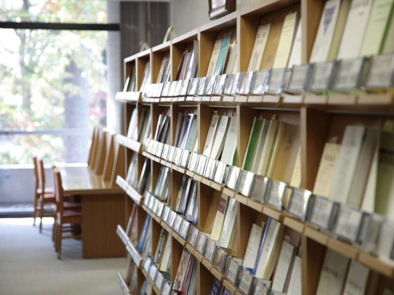 日本社会事業大学附属図書館の内観