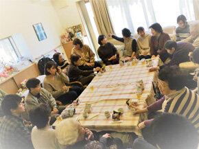 愛知県にある「ふれあいサロン」で地域の高齢者と交流