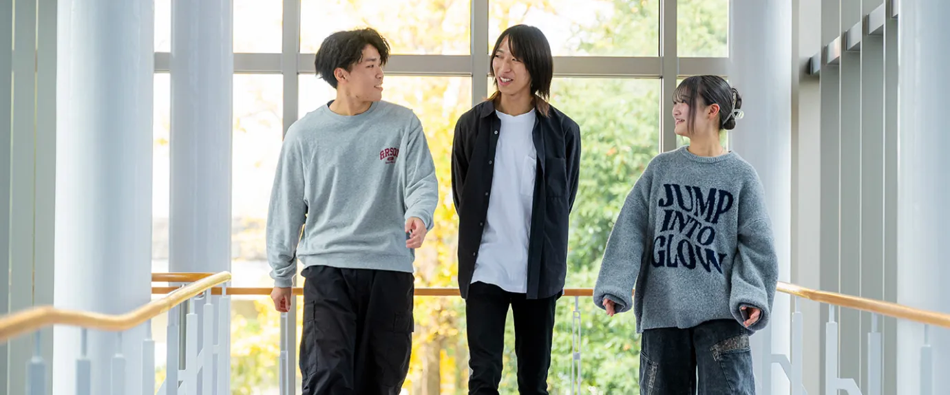 キャンパス内を歩く学生の様子