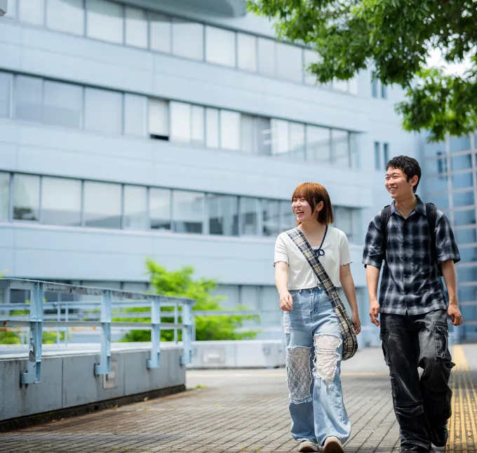 キャンパス内を歩く学生の様子