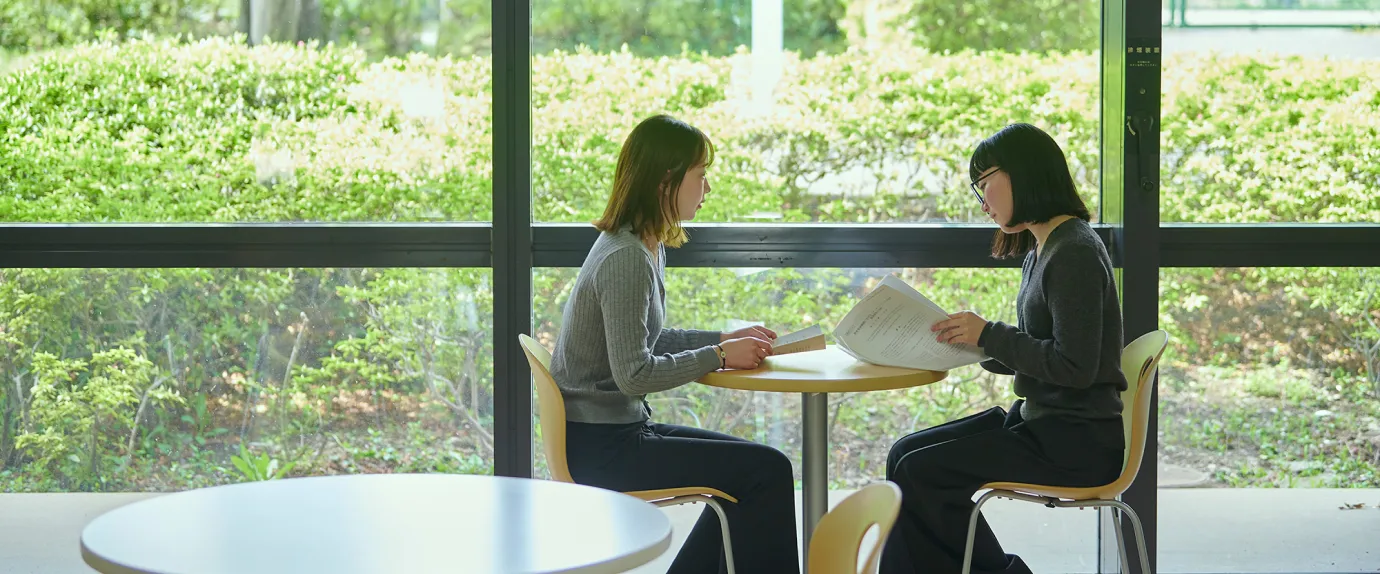 キャンパス内で勉強する学生の様子