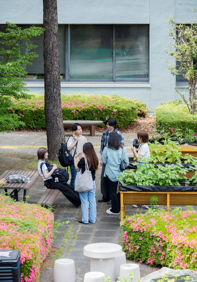 キャンパス内で会話する学生の様子