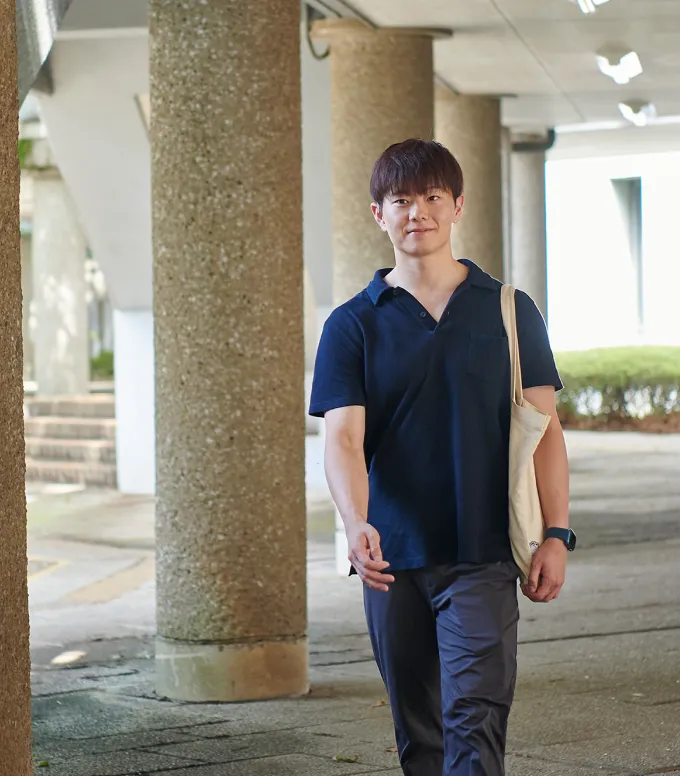 キャンパス内を歩く学生の様子