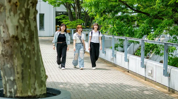 キャンパス内を歩く学生の様子